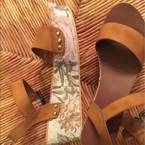 Adorable summer wedge sandals. Very comfy!